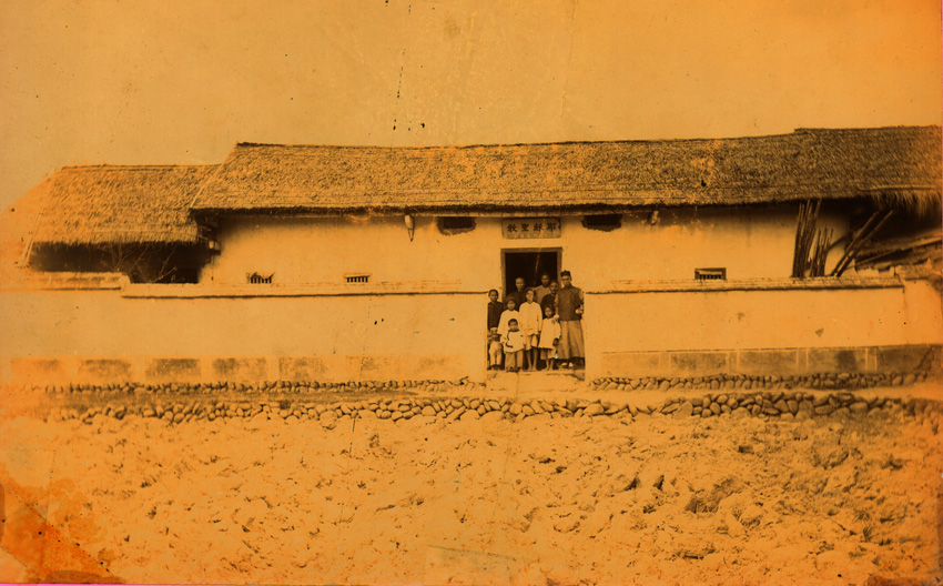 照片為1873年啟用的的五股坑禮拜堂，由嚴清華擔任首任駐堂傳道師。（照片來源：真理大學校史館）